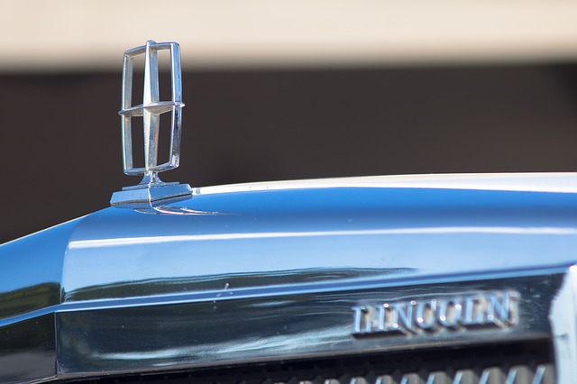 detail značky automobilu Lincoln